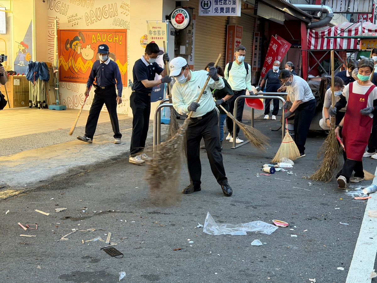 簡守信院長（中）發現垃圾變少了，但菸蒂似乎沒有變少，建議大家應該少抽菸，提升健康意識。