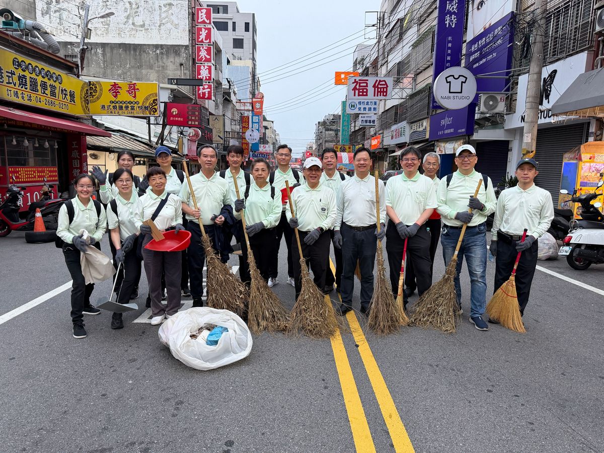 台中慈院同仁在清掃完成的街道前合影。
