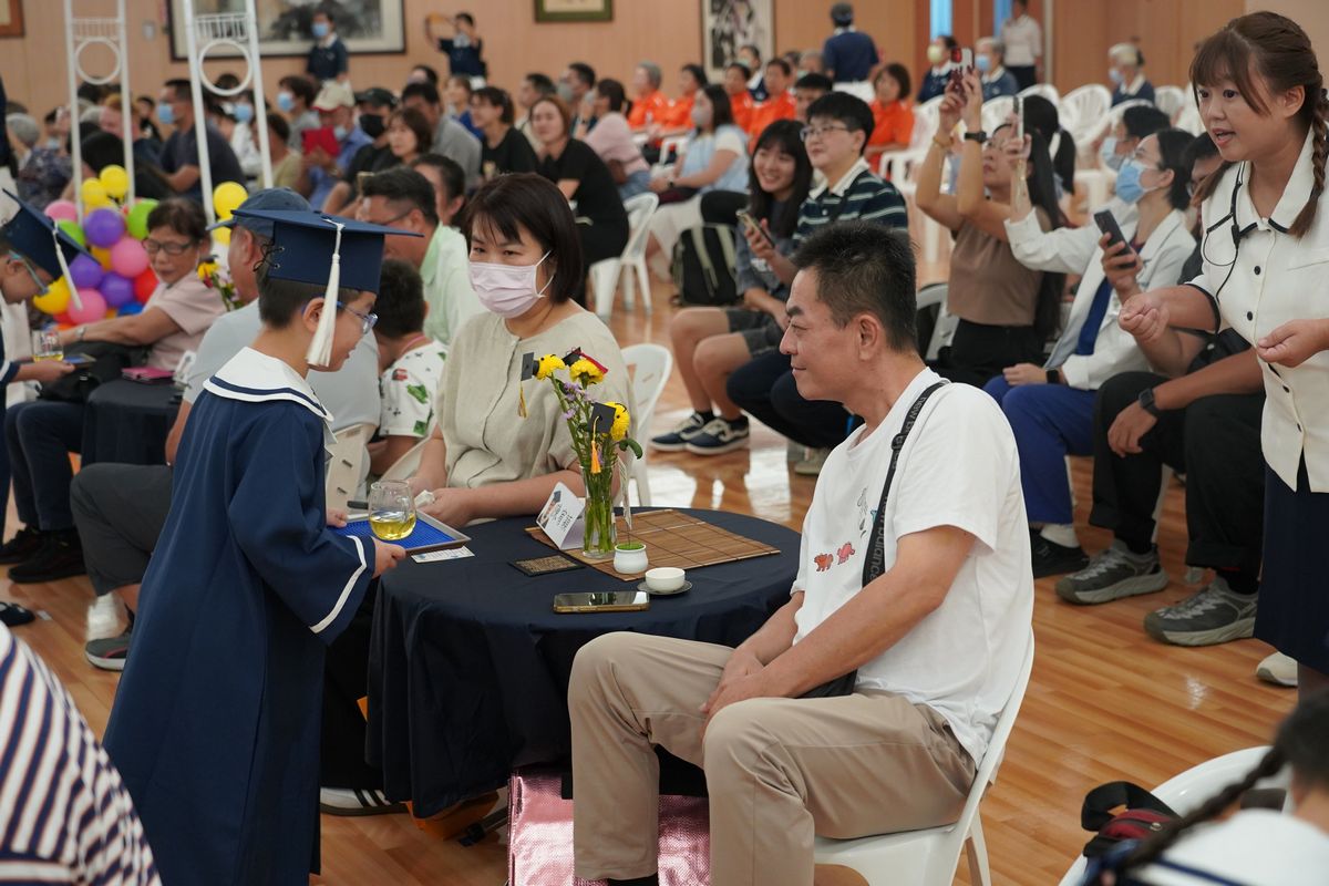 畢業生向家長奉茶跪拜,感謝父母的養育之恩,溫馨舉動感動全場。