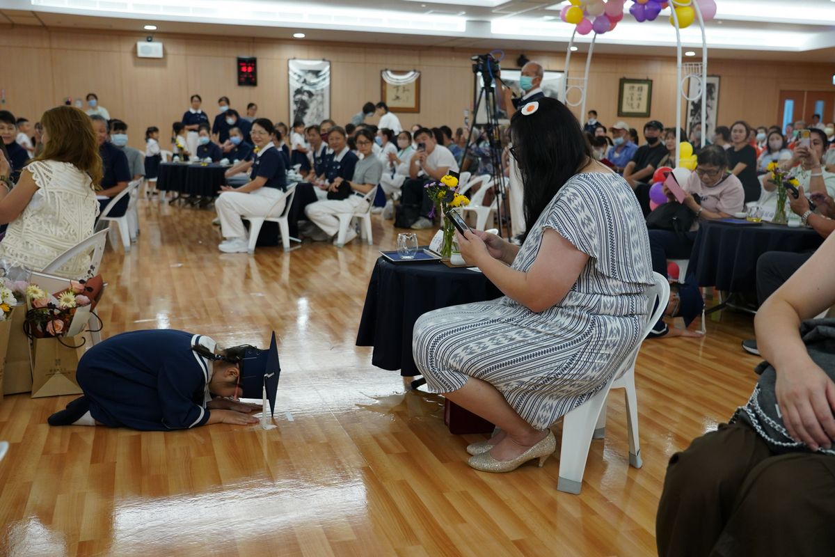 畢業生向家長奉茶跪拜,感謝父母的養育之恩,溫馨舉動感動全場。