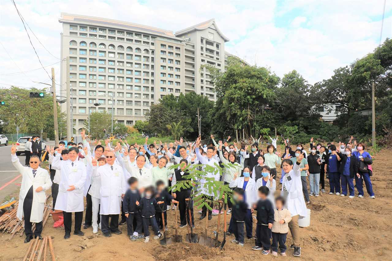 植樹迎新年 台中慈院、大愛幼兒園祈願成長茁壯