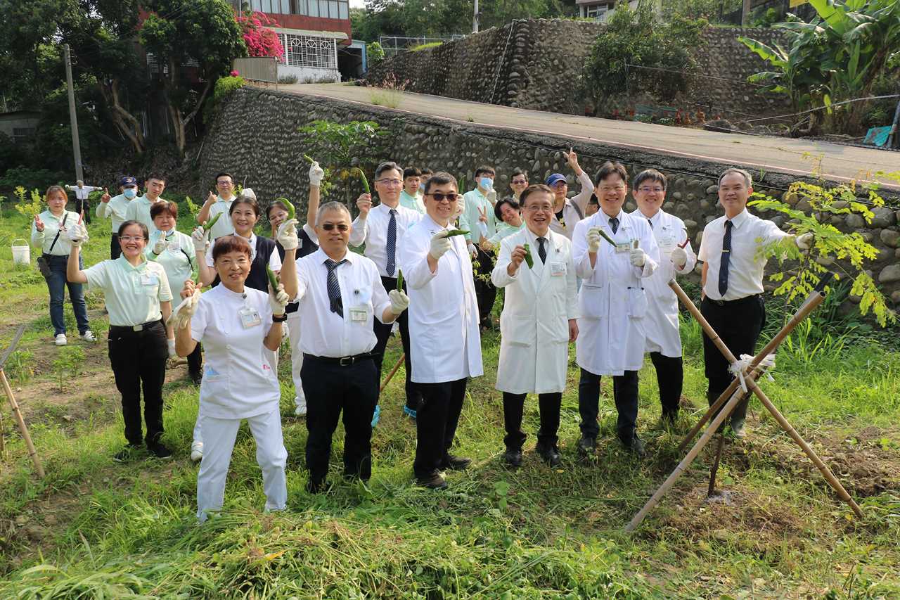 台中慈院福德祠旁菜園除草 春雨滋養迎首批收成
