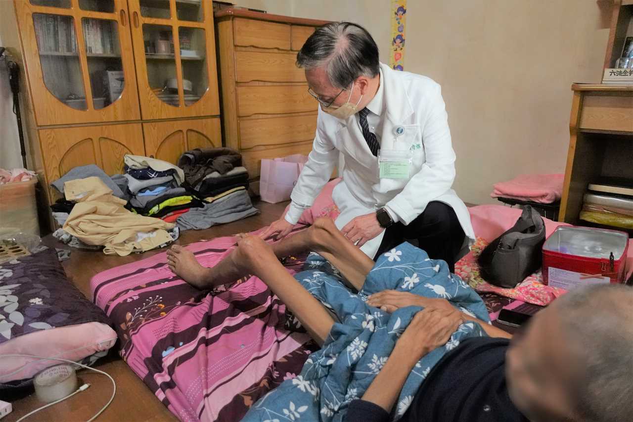 簡院長往診法親與關懷戶 查找病因不放棄