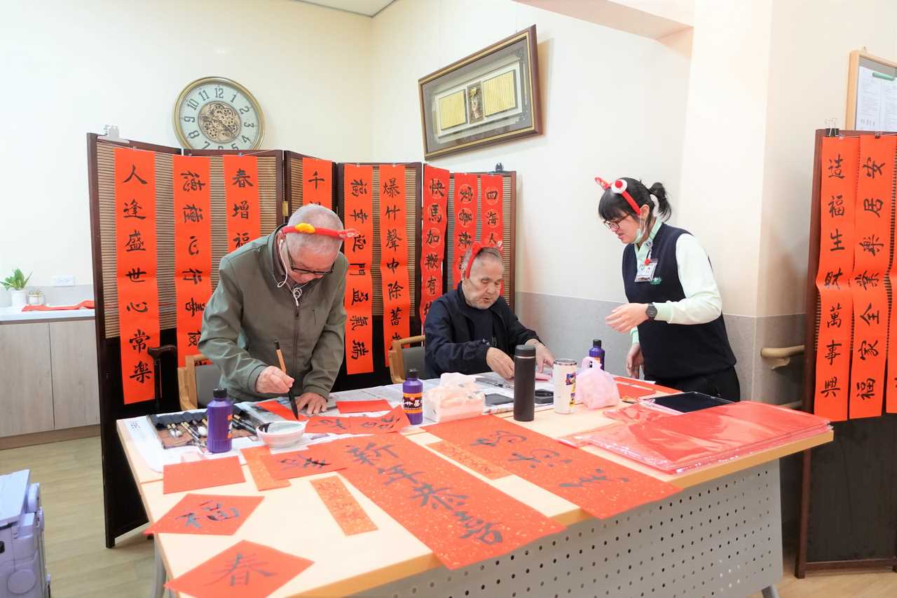 懷舊年味湧心頭 仁愛長照機構迎春節辦年貨大街