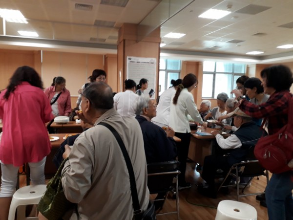 樂智同學會「憶」起動手做鬆餅 增進病友家屬互動