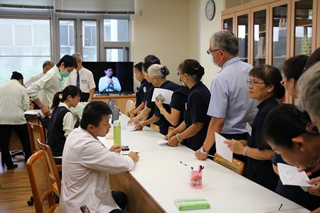 公費流感疫苗施打 慈院主動服務社區師兄姊與醫療志工
