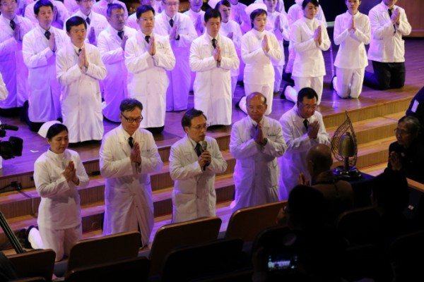 丙申年歲末祝福 簡院長帶領發願成為人文典範醫院