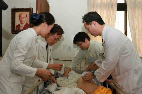 醫護團隊全方位居家醫療 就醫困難病人見曙光