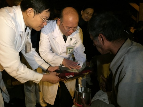 歲末寒冬送暖關懷街友 越籍照服員同行好歡喜