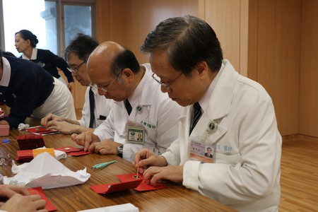 同仁、志工歡喜製作福慧紅包