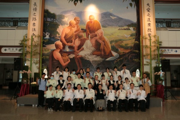 仁心關懷病苦 慶祝醫師節五線往診