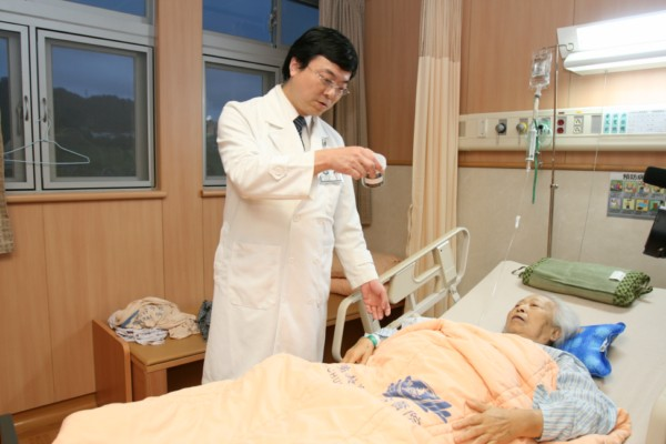 腹腔鏡手術取出罕見近六公分大膽囊結石