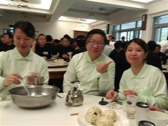臺中慈院團隊回精舍 海外會務報告營隊做香積