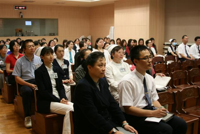 正向思考教育訓練，鄭存琪醫師帶領同仁學習放鬆