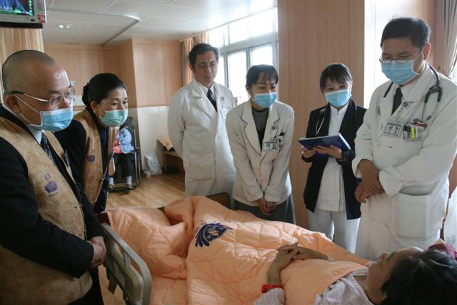 以病人為中心的服務，中西醫醫師與癌關志工共同巡房