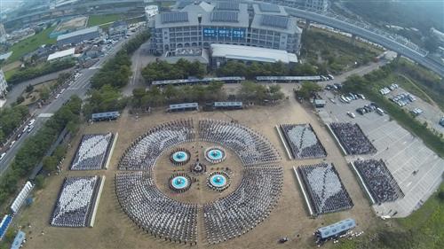 臺中慈院首次大型戶外浴佛 逾六千人聚祥雲 三路病房浴佛逐一祝福病人 報佛親眾生三恩