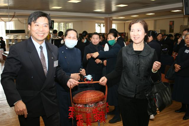 懿德爸媽好禮賀年 精舍發糕香甜迎春