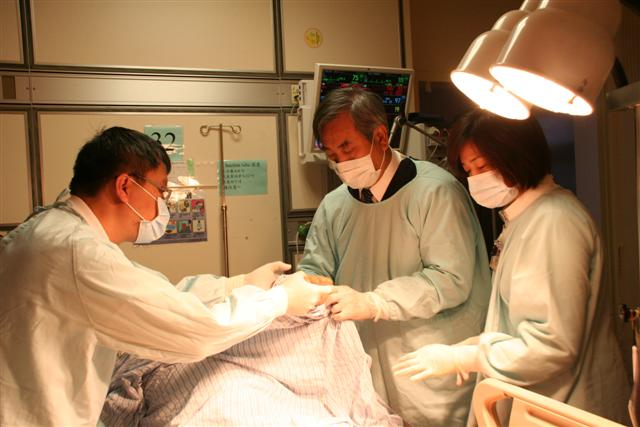 大醫王為病患擦澡 「浴佛」體驗病苦與護理照護辛勞