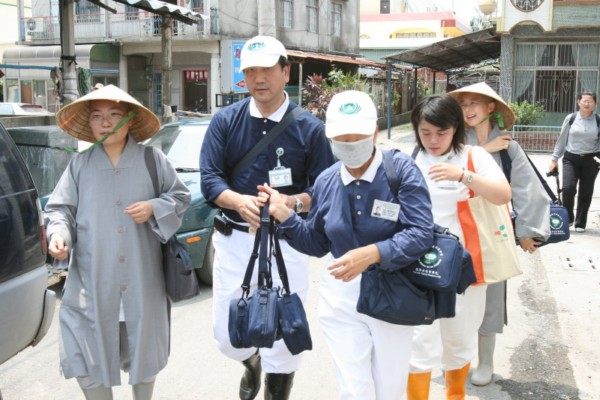 家訪往診膚慰災民身心 中醫消暑茶明日供應志工