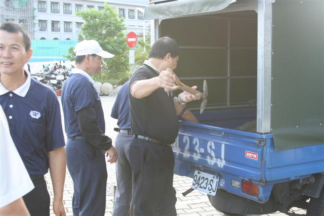 守護慈院環境，豐原師兄合心協力扶直倒木