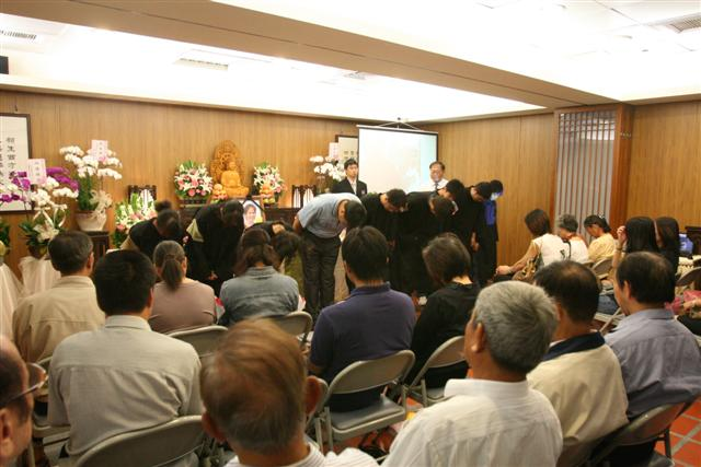 劉宜芳主任送別母親，同仁安慰給予支持