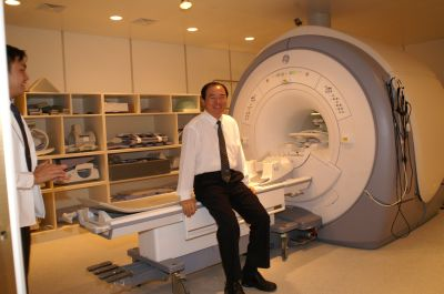 台中分院啟業倒數計時，上人前來關心修繕進度，院長親自測試MRI