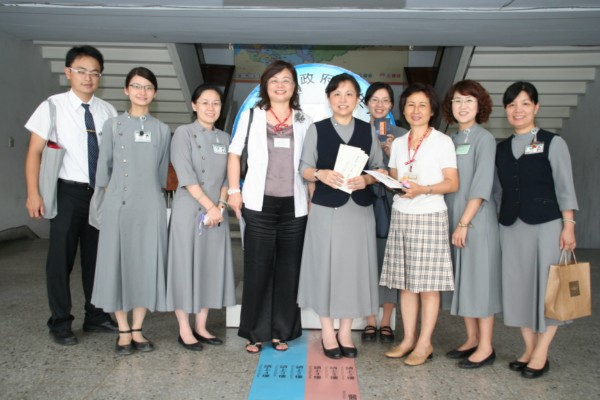 莊副帶團隊親送啟用邀請卡，四方貴人相助順利達成任務