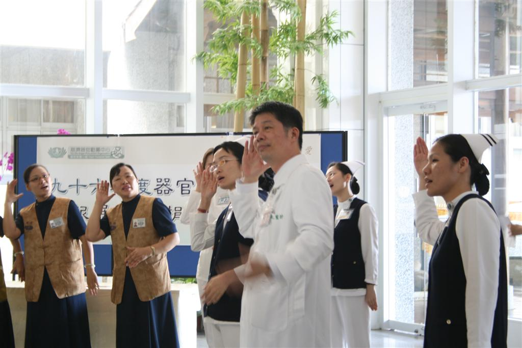 上人 行腳台中慈院  期許醫護同仁把幸福傳遞全世界