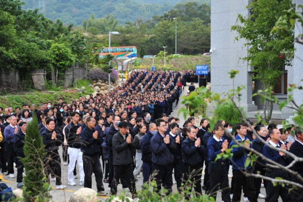 臘八朝山 陳院長慶生 為元旦寶寶祝福，圓願 贈車三輛造福病患