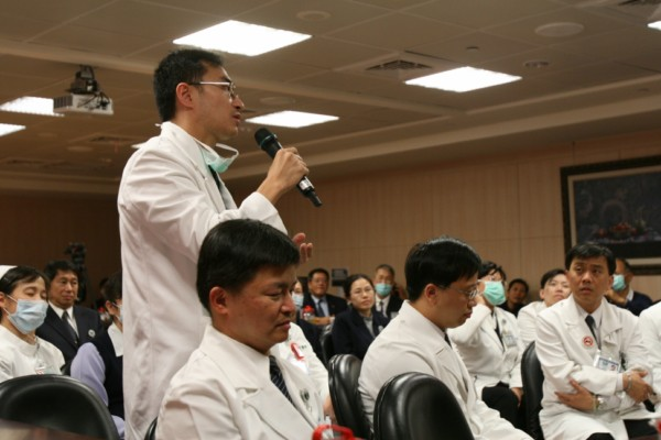 迎上人，醫師簡報展現醫病情