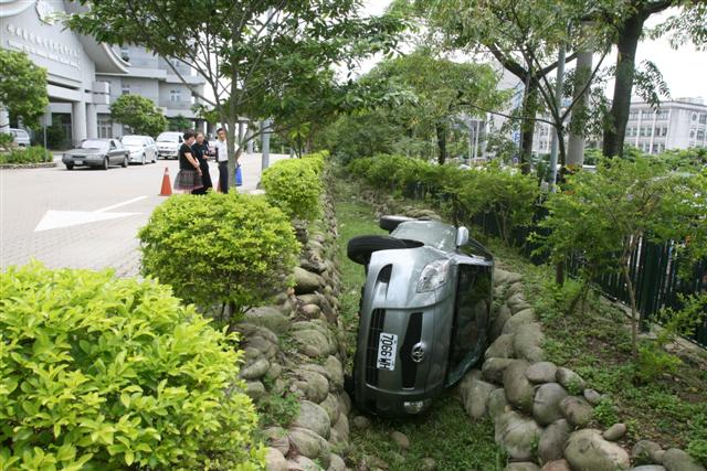 大德院區內翻車，警衛同仁志工救援膚慰