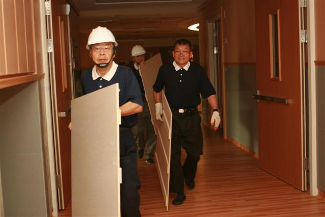 志工協助二期宿舍床組裝,汗流浹背滿心歡喜