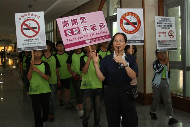 新興國小應屆畢業生，擔任志工體會付出的快樂