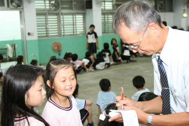 流感病毒潛伏  醫護同仁帶健康進小學