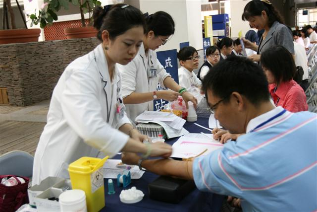 一年一度教師節  台中慈院到縣政府帶健康給老師