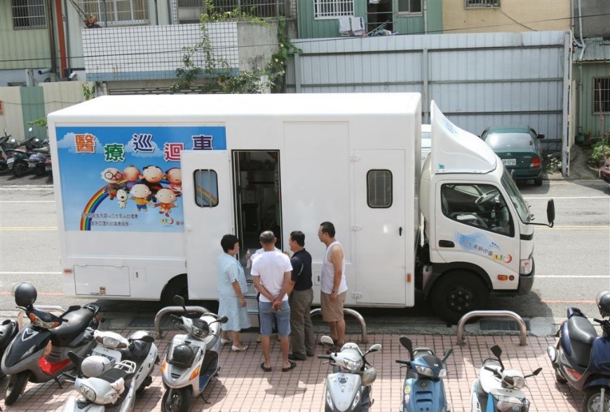 「健康號巡迴車」台中慈院、衛生所與診所醫療群  共同守護民眾健康