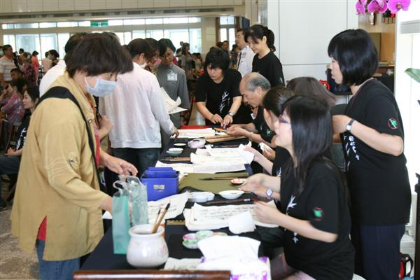 「靜思智慧語 好話廿年」綠竹畫會書畫展與台中慈院合力推廣