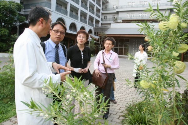 長庚醫院中醫科取經，連聲讚美慈濟