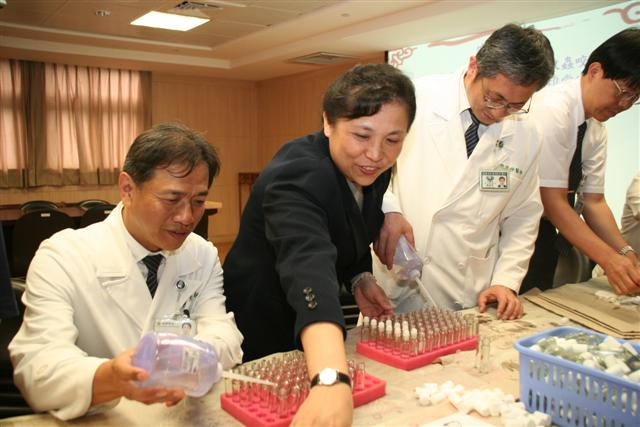 守護中部師兄姊健康，六千份寬心油為愛心加油
