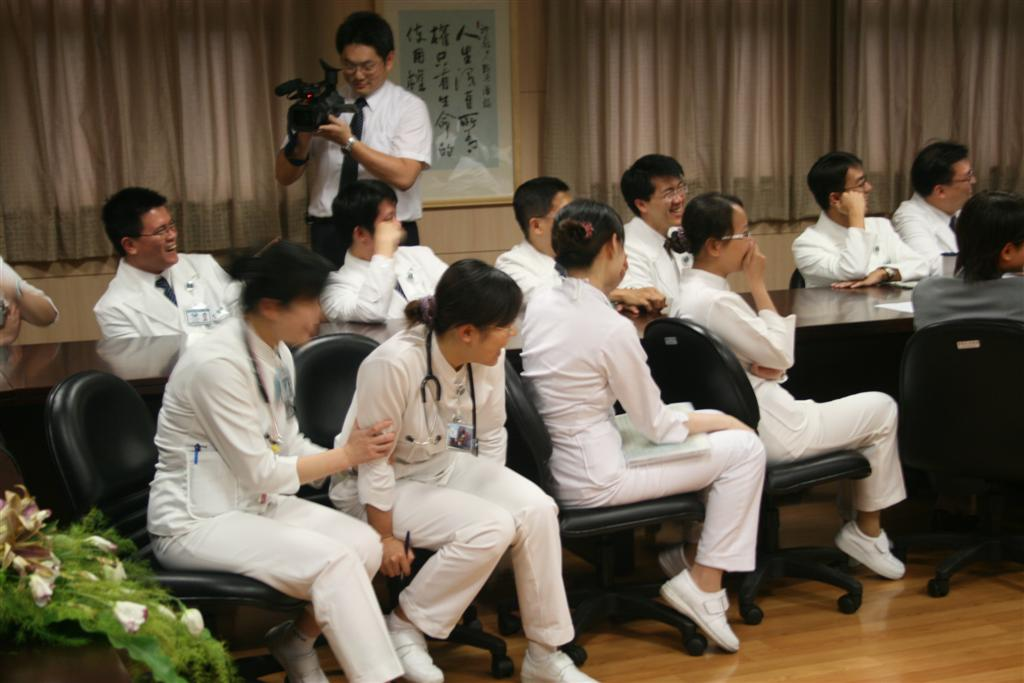 同仁齊聚 祝福許院長與五月壽星 生日快樂