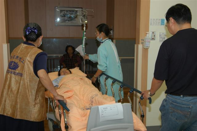 台中慈院救護車首航  「守護健康」啟程