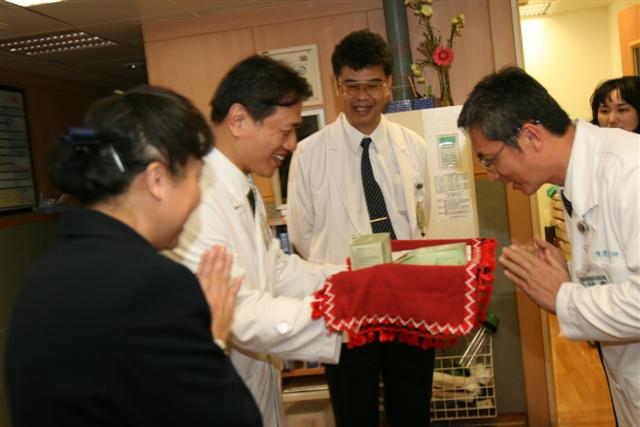 上人贈禮祝福醫師節，院部主管親手送關懷