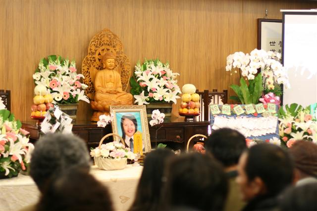 祝福彩蝶飛翔，不捨送大愛五樓同仁羅悅慈