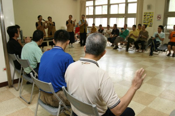 精神病患學習靜思語，比手語人人口說好話