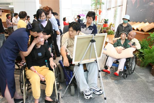 脊損曾啟雄以口銜筆從零學繪畫，創作義賣做公益