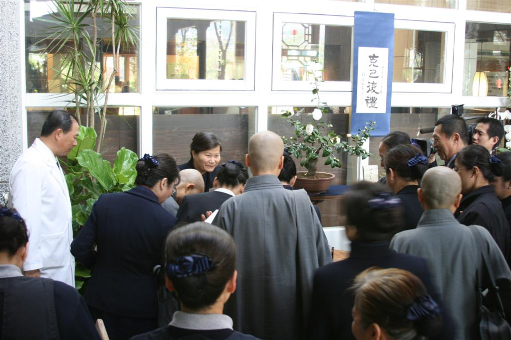 上人行腳 同仁喜沐春風