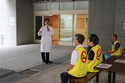 社區醫學部帶動同仁志工參與菸蒂打掃 宣示全院禁菸