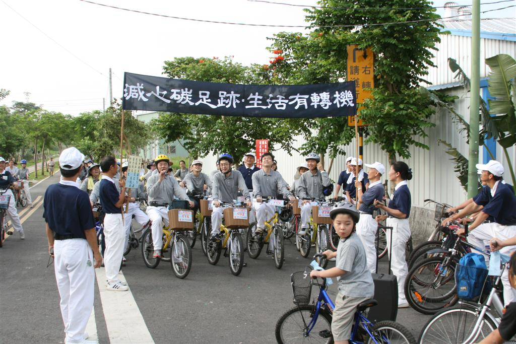 慈濟人與醫護同仁  騎腳踏車減少碳足跡下鄉往診