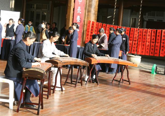 大醫王拿手術刀的手改持毛筆，翰墨香迎新年