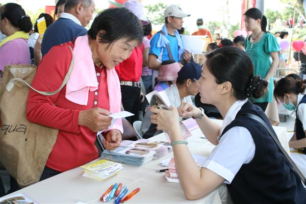 中縣員警登山慶母親節，醫護諮詢守護走向健康